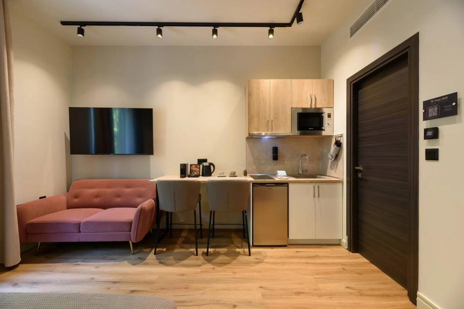 B2-Deluxe Queen Suite interior, photo 2
