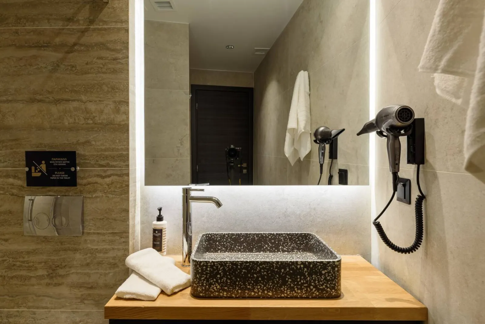 B3-Deluxe Queen Suite interior, photo 5