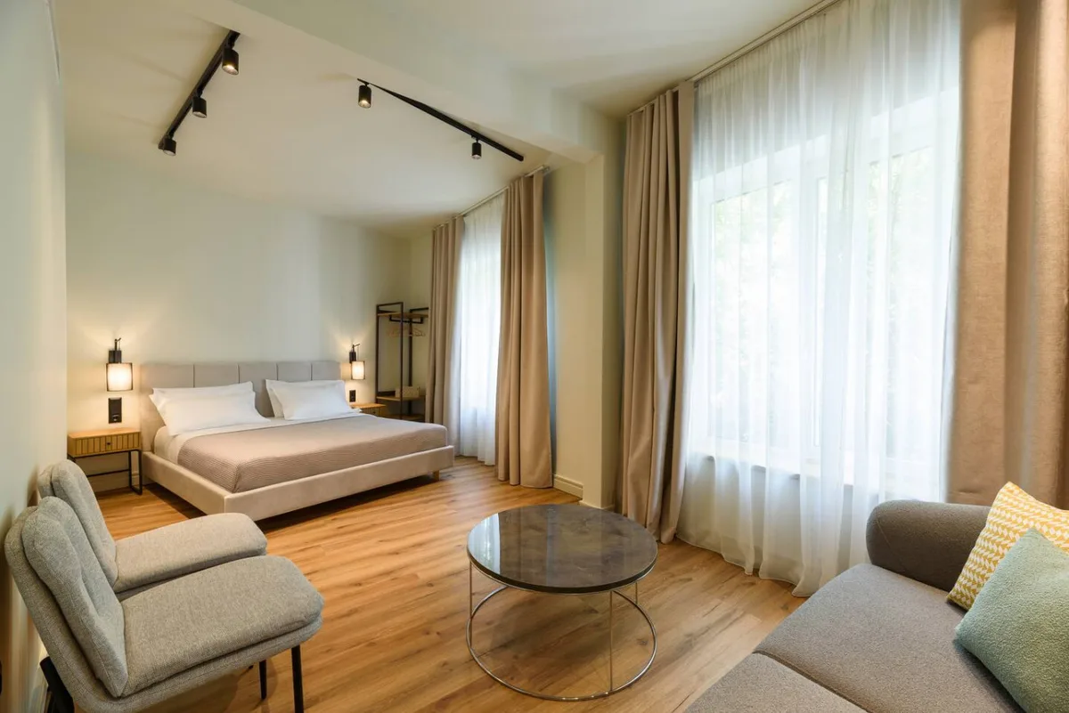 B3-Deluxe Queen Suite interior